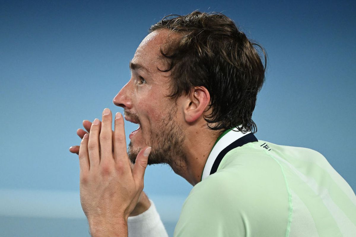 Medvedev - Nadal, finală cu mize istorice la Australian Open » Criza rusului în semifinala cu Tsitsipas: „Ești prost? Uită-te la mine, cu tine vorbesc!”