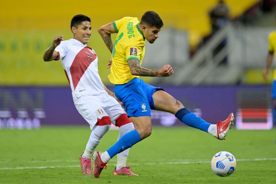 Bruno Guimaraes, în galben