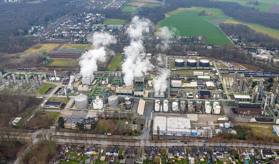 Una dintre uzinele Ineos, foto: Imago Cum se „machiază” o tiranie » Legătura dintre revolta sângeroasă din Kazahstan și ciclismul de top din Europa