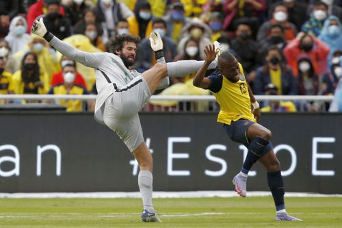 Una din cele două faze după care Alisson a primit cartonaș roșu, retras însă de VAR // Foto: Getty Images