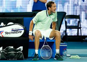 Medvedev - Nadal, finală cu mize istorice la Australian Open » Criza rusului în semifinala cu Tsitsipas: „Ești stupid? Uită-te la mine, cu tine vorbesc!”