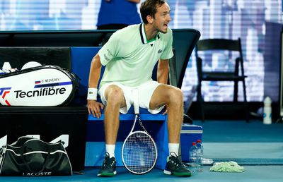 Medvedev - Nadal, finală cu mize istorice la Australian Open » Criza rusului în semifinala cu Tsitsipas: „Ești prost? Uită-te la mine, cu tine vorbesc!”