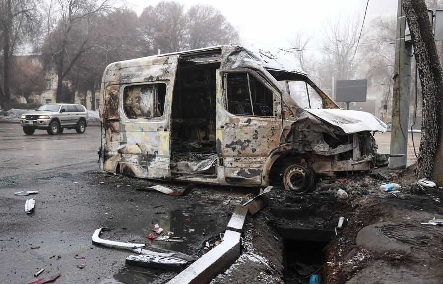 O mașină arsă în revolta dură din Almaty, Kazahstan, foto: Imago Cum se „machiază” o tiranie » Legătura dintre revolta sângeroasă din Kazahstan și ciclismul de top din Europa