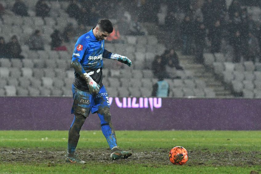 Cristian Bobar, președintele celor de la CSM Reșița (Liga 3), a taxat imaginile de ieri seara din Superliga. U Cluj - Rapid 0-0 s-a disputat pe un teren impracticabil.