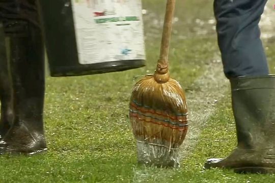 La pauza meciului Petrolul - Chindia, îngrijitorii arenei au recurs la mătură și găleata cu var // foto: captură DigiSport