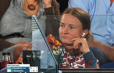 5 detalii din tribune, la finala feminină: Krejčíková is not impressed :D + campioana de la juniori e fascinată de smartphone