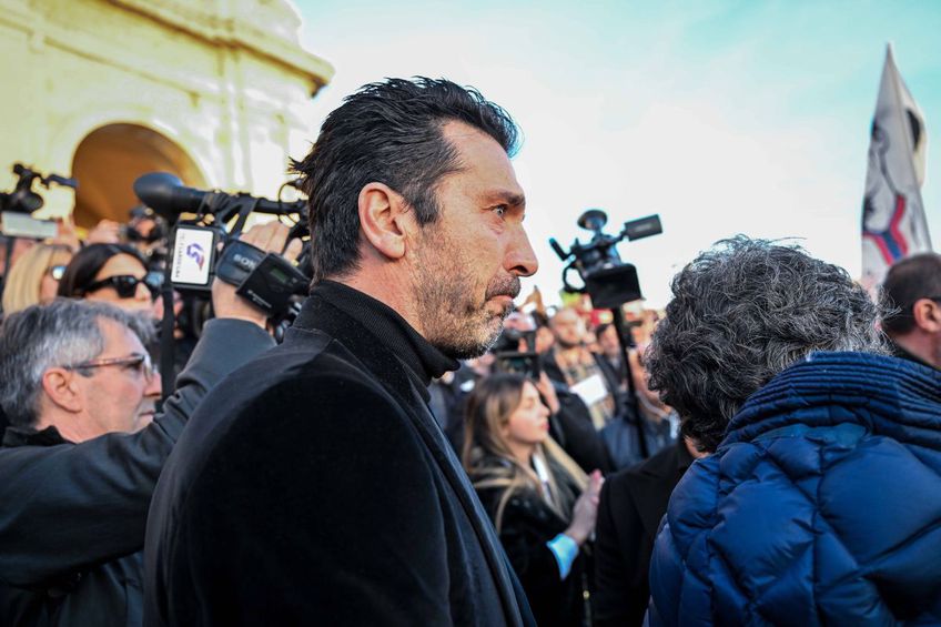 Gianluigi Buffon a fost printre cei 30.000 de oameni prezenți la înmormântarea legendei italiene Gigi Riva (foto: Imago)
