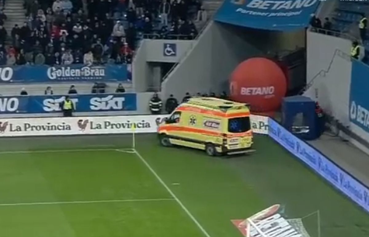 Ce a pățit suporterul din cauza căruia a fost întrerupt duelul Craiova - FCSB » Însângerat, a fost urcat în ambulanță