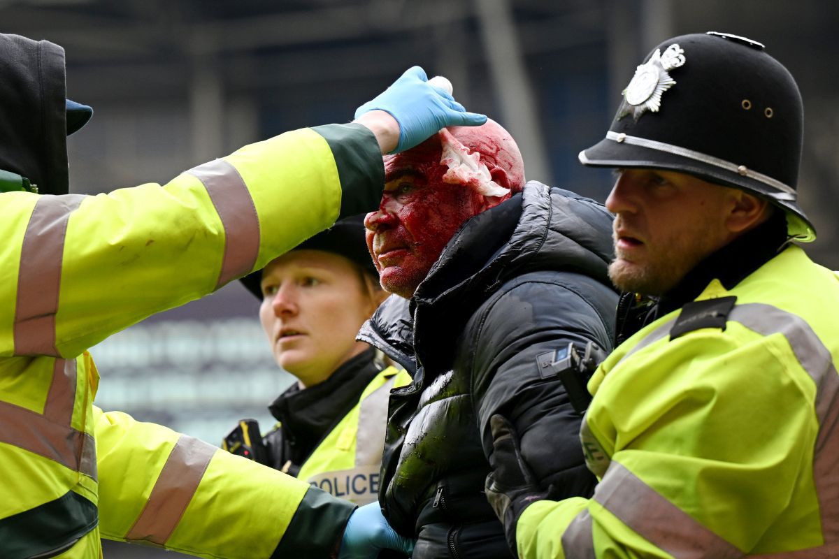 Sânge și fani pe teren! Incidente grave în Cupa Angliei » West Brom - Wolves, suspendat 34 de minute după confruntarea violentă din tribune