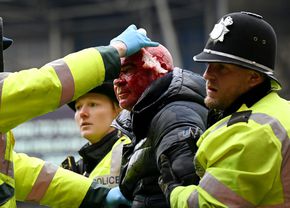 Sânge și fani pe teren! Incidente grave în Cupa Angliei » Meci abandonat după confruntarea violentă din tribune + Un jucător și-a salvat copiii!