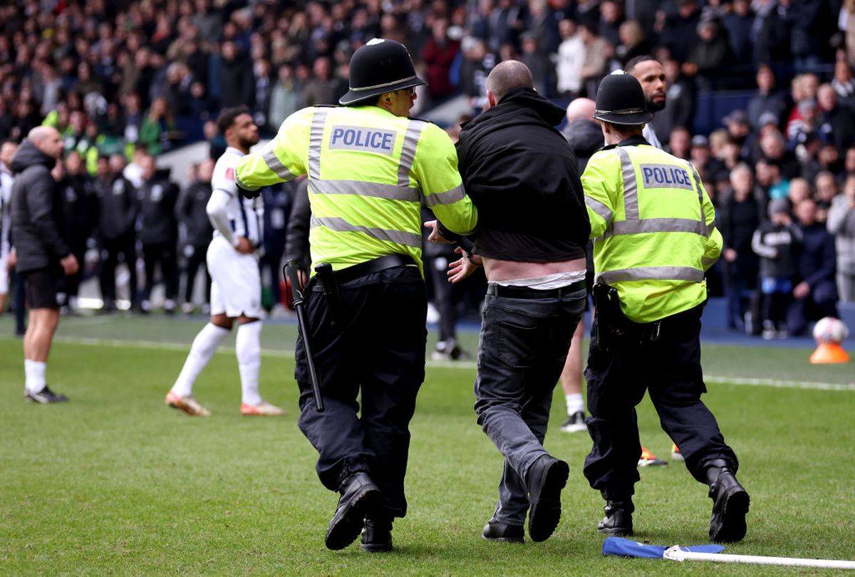 Sânge și fani pe teren! Incidente grave în Cupa Angliei » West Brom - Wolves, suspendat 34 de minute după confruntarea violentă din tribune