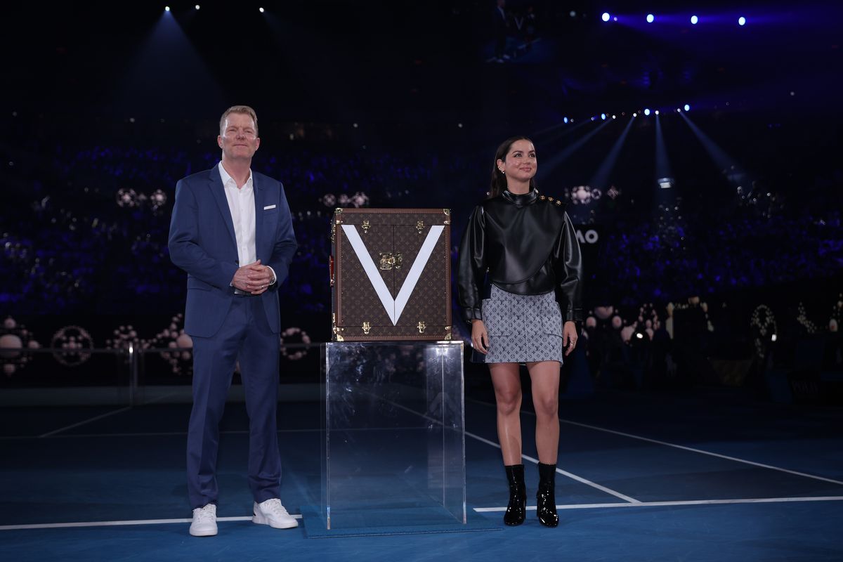 Ana de Armas a prezentat alături de Jim Courier trofeul finalei masculine de la Australian Open