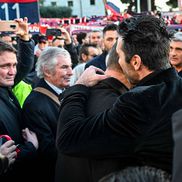 Gianluigi Buffon îl consolează pe unul dintre fiii lui Gigi Riva. 30.000 de oameni au fost prezenți la înmormântarea legendei italiene (foto: Imago)