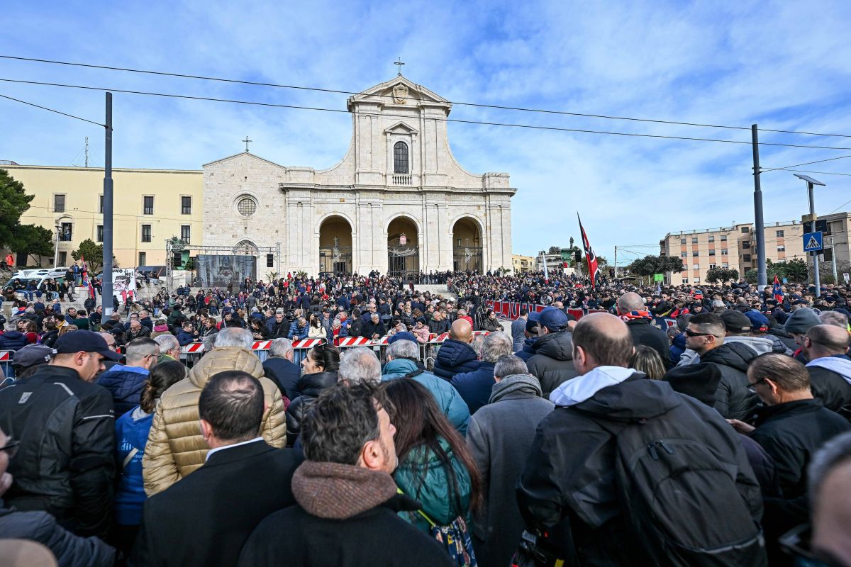 30.000 de oameni la înmormântarea legendei italiene Gigi Riva