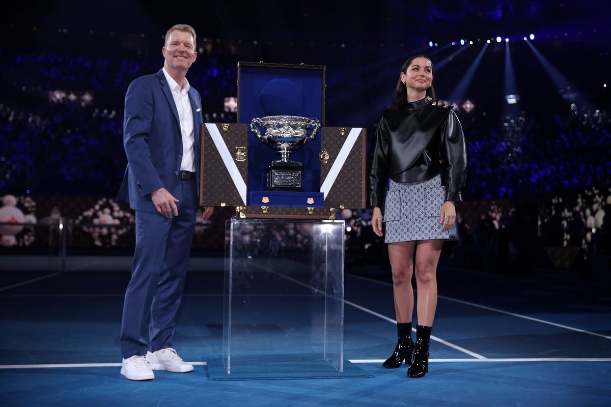 Ana de Armas a prezentat alături de Jim Courier trofeul finalei masculine de la Australian Open