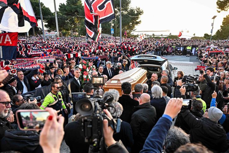 30.000 de oameni prezenți la înmormântarea legendei italiene Gigi Riva (foto: Imago)