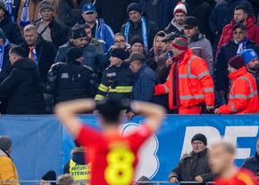 Ce a pățit suporterul din cauza căruia a fost întrerupt duelul Craiova - FCSB » Însângerat, a fost urcat în ambulanță