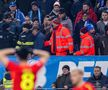 Atmosfera n-a fost una irespirabilă la duelul dintre CS Universitatea Craiova și FCSB. A existat și un moment delicat, în prima repriză, când un suporter a căzut, și-a spart capul și a avut nevoie de intervenția medicilor de pe Ambulanță.