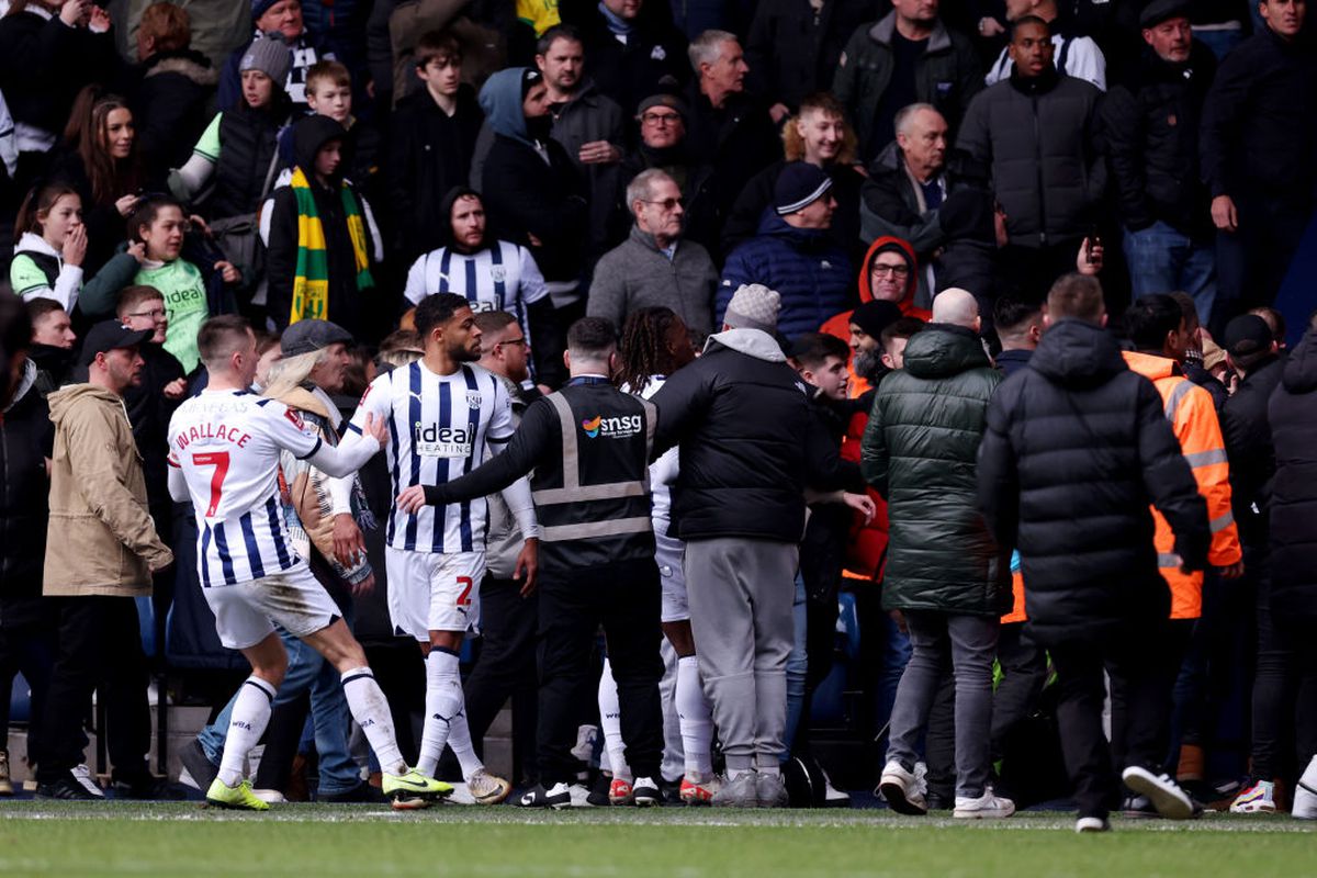Sânge și fani pe teren! Incidente grave în Cupa Angliei » West Brom - Wolves, suspendat 34 de minute după confruntarea violentă din tribune