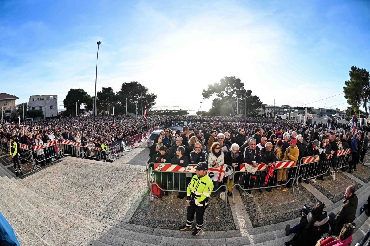 Imagini emoționante de la înmormântarea marelui golgheter Gigi Riva » 30.000 de oameni au venit să-i spună adio legendei fotbalului italian » Buffon a izbucnit în plâns
