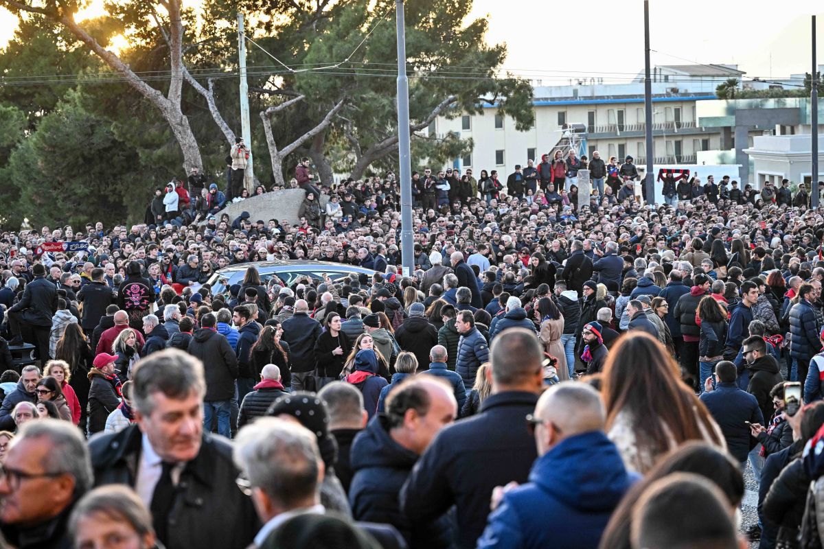 Imagini emoționante de la înmormântarea marelui golgheter Gigi Riva » 30.000 de oameni au venit să-i spună adio legendei fotbalului italian » Buffon a izbucnit în plâns