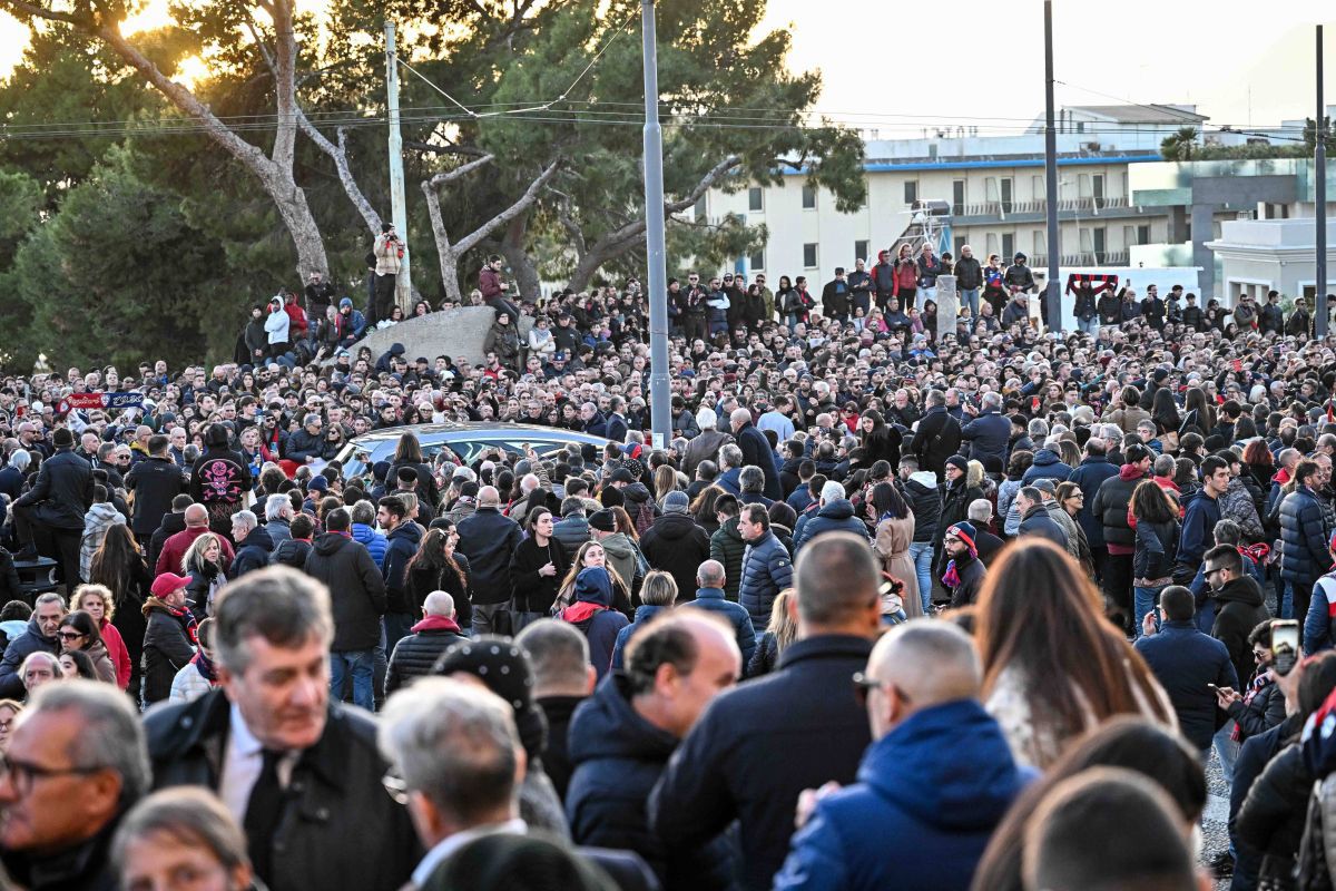 30.000 de oameni la înmormântarea legendei italiene Gigi Riva