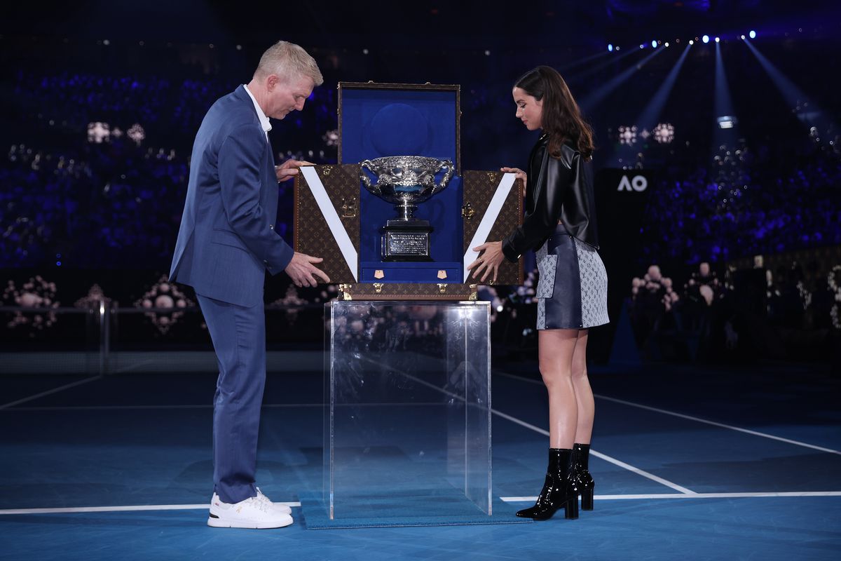Ana de Armas a prezentat alături de Jim Courier trofeul finalei masculine de la Australian Open