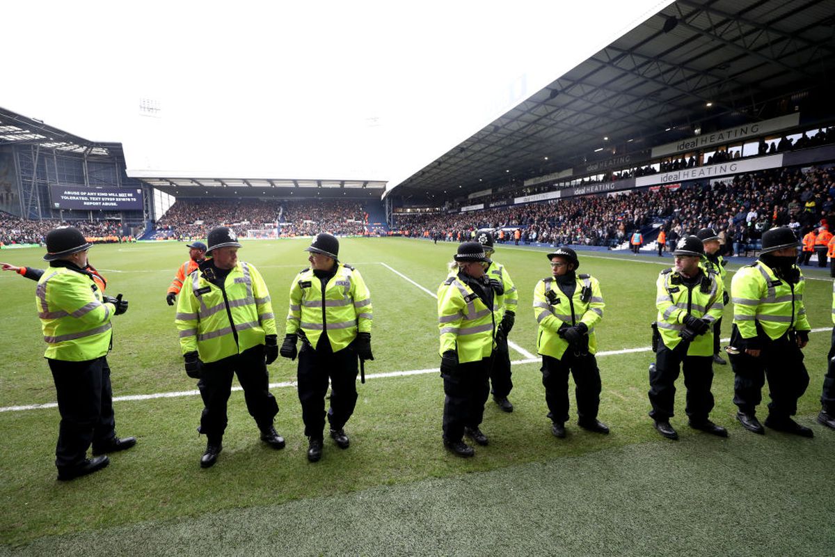 Sânge și fani pe teren! Incidente grave în Cupa Angliei » West Brom - Wolves, suspendat 34 de minute după confruntarea violentă din tribune