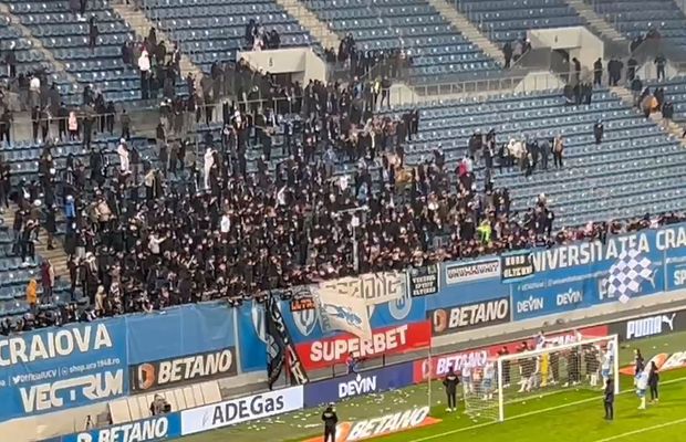 CSU Craiova - FCSB 0-3. Cum au reacționat ultrașii olteni în momentul în care jucătorii lui Petev au venit la peluză » Imaginile surprinse de reporterii GSP la finalul partidei