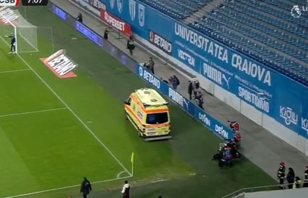 Ce a pățit suporterul din cauza căruia a fost întrerupt duelul Craiova - FCSB » Însângerat, a fost urcat în ambulanță