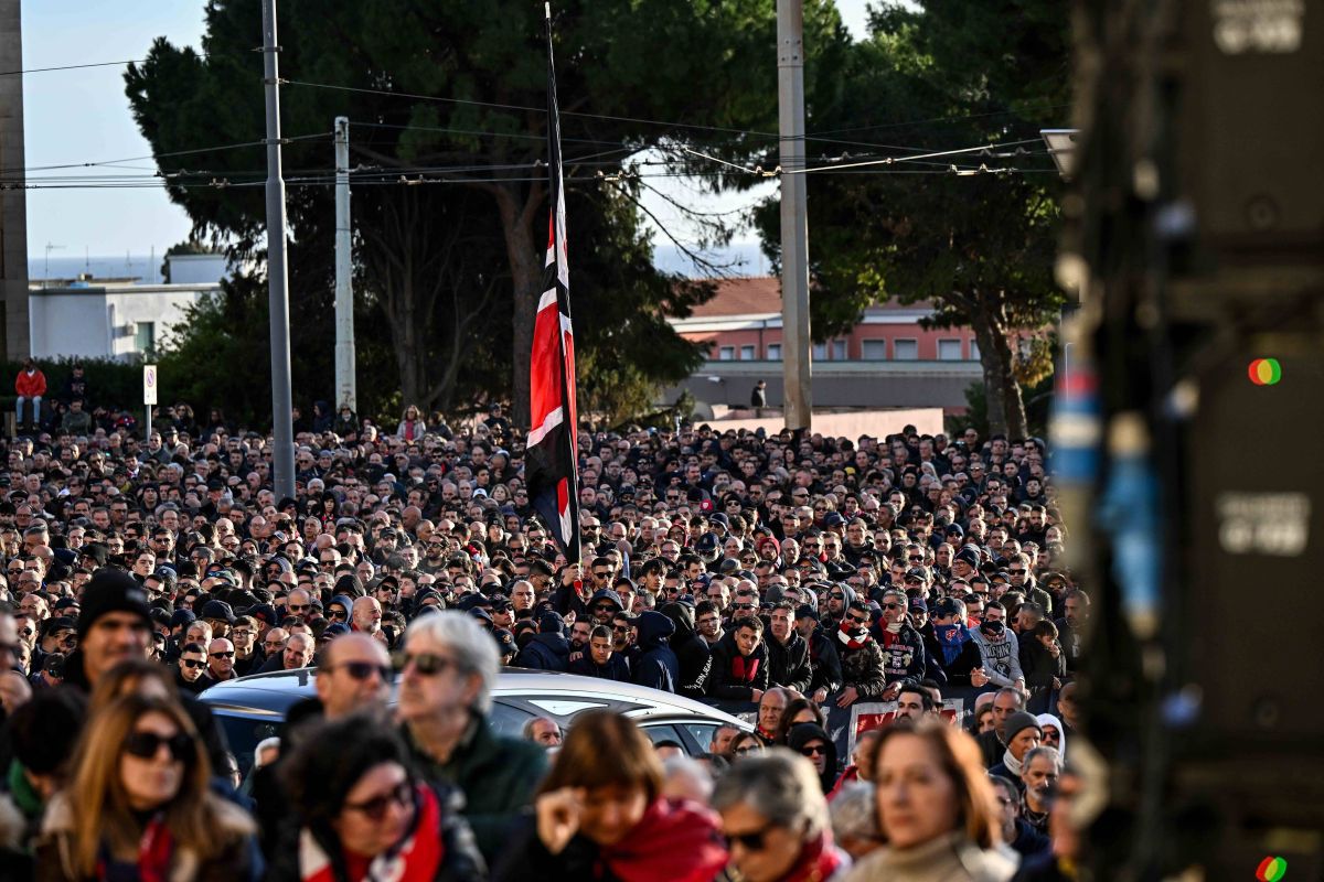 Imagini emoționante de la înmormântarea marelui golgheter Gigi Riva » 30.000 de oameni au venit să-i spună adio legendei fotbalului italian » Buffon a izbucnit în plâns