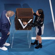 Actrița cubaneză Ana de Armas, 35 de ani, a prezentat alături de Jim Courier trofeul finalei masculine de la Australian Open 2024, foto: Guliver/gettyimages
