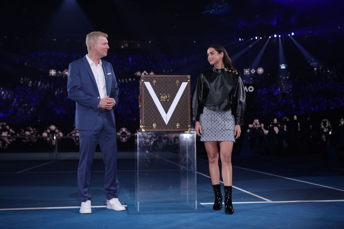 Ana de Armas a prezentat alături de Jim Courier trofeul finalei masculine de la Australian Open