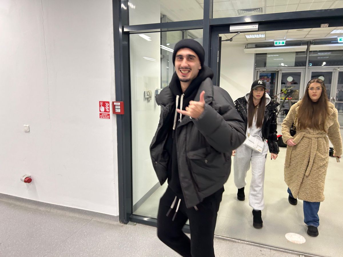 Ce a pățit suporterul din cauza căruia a fost întrerupt duelul Craiova - FCSB » Însângerat, a fost urcat în ambulanță