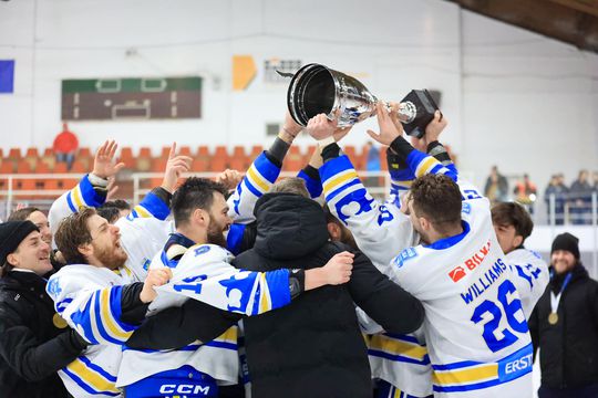 Jucătorii brașoveni și trofeul FOTO Corona Brașov
