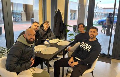 S-au pus la masă! » A ajuns la București și discută acum 3 posibile plecări de la Dinamo