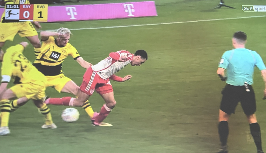 Un neamț va arbitra FCSB - Manchester United! Sezonul trecut a fost implicat într-o fază controversată: a ratat o intrare dură, apoi și-a prezentat scuze