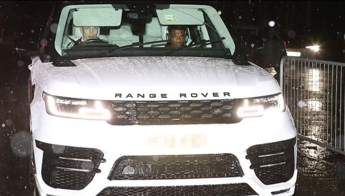 Limuzinele conduse de jucătorii și managerul lui Manchester United