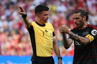 Un neamț va arbitra FCSB - Manchester United! Sezonul trecut a fost implicat într-o fază controversată: a ratat o intrare dură, apoi și-a prezentat scuze