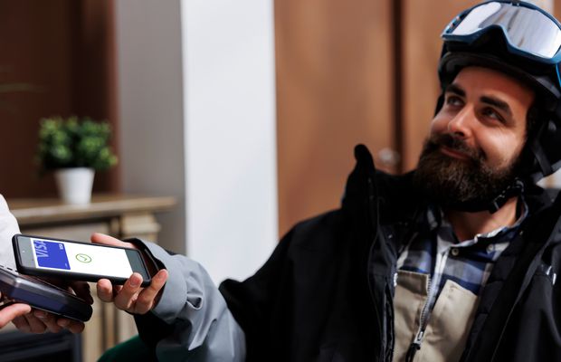 Peste jumătate dintre români plănuiesc să își petreacă vacanța de iarnă la munte, iar 3 din 4 dintre aceștia vor plăti digital