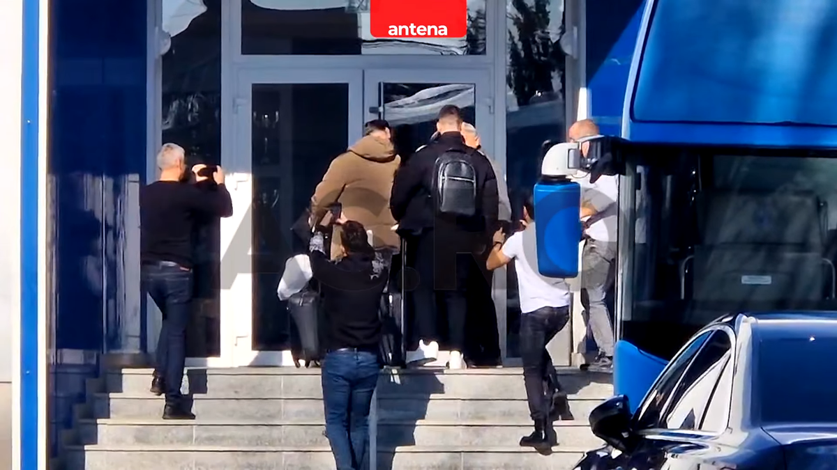 Mirel Rădoi a ajuns la Craiova! Primele imagini cu noul antrenor al oltenilor » Cine l-a întâmpinat