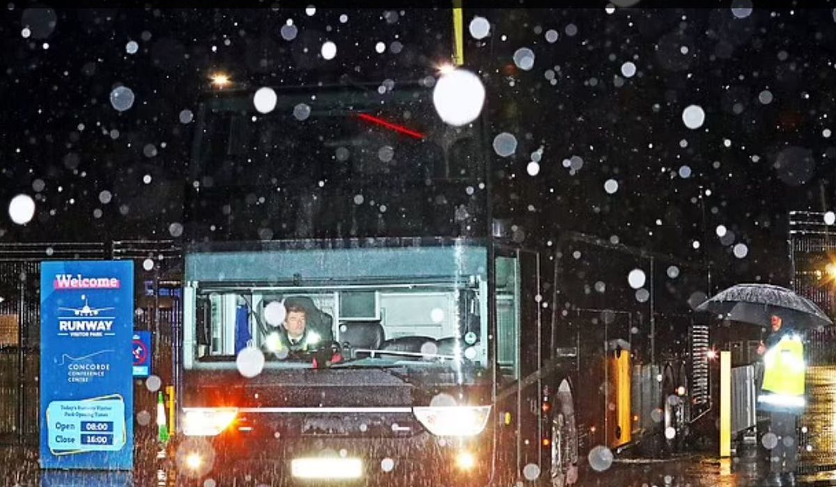 Limuzinele conduse de jucătorii și managerul lui Manchester United