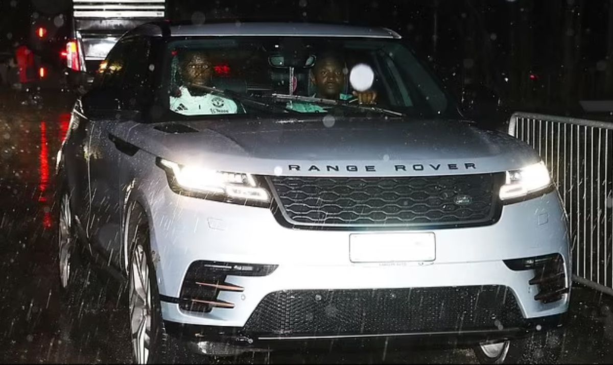 Limuzinele conduse de jucătorii și managerul lui Manchester United