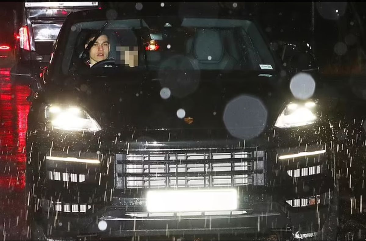 Limuzinele conduse de jucătorii și managerul lui Manchester United