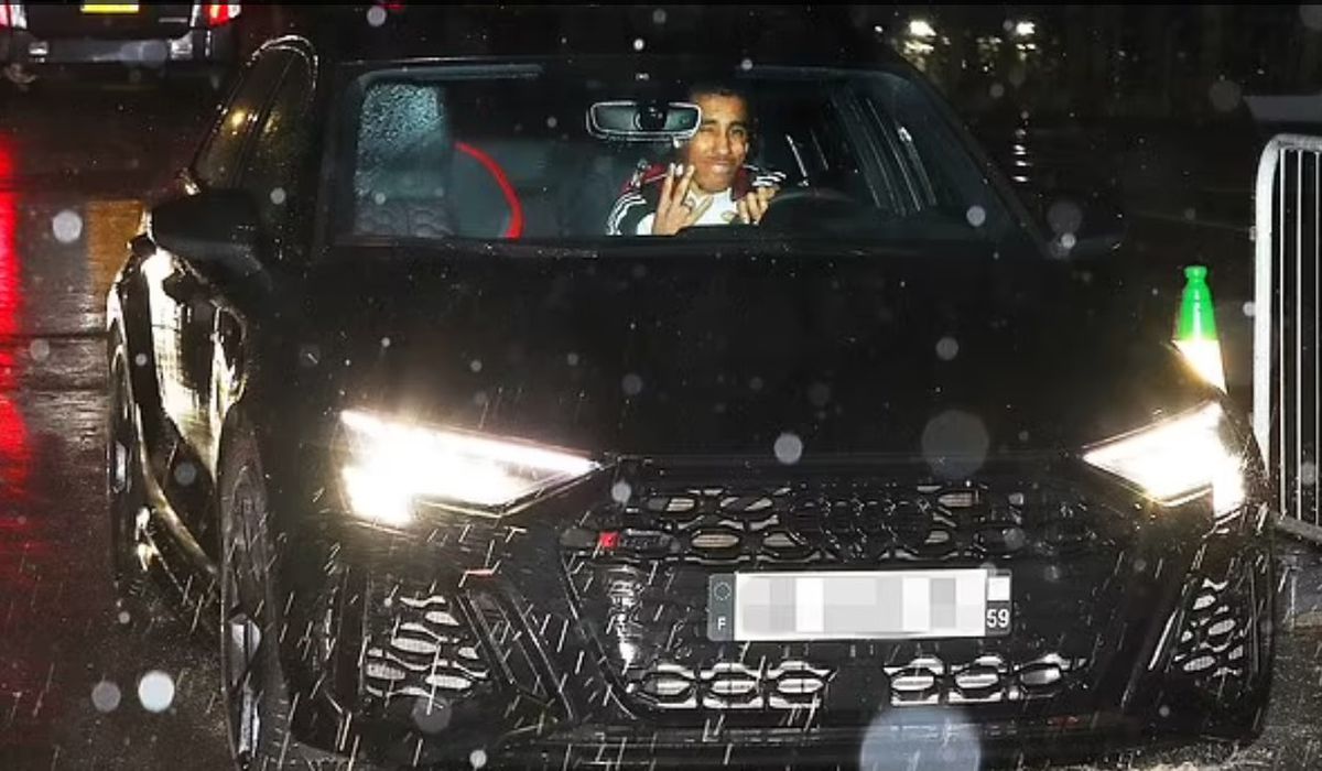 Limuzinele conduse de jucătorii și managerul lui Manchester United