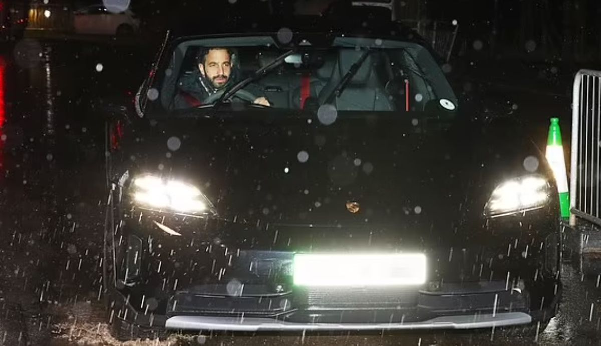 Limuzinele conduse de jucătorii și managerul lui Manchester United