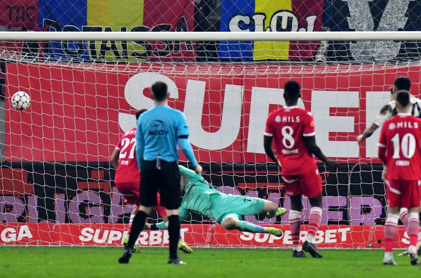 Alexandru Roșca, intervenind magistral la marea ocazie a lui U Cluj din partida de vinerea trecută / FOTO: Cristi Preda