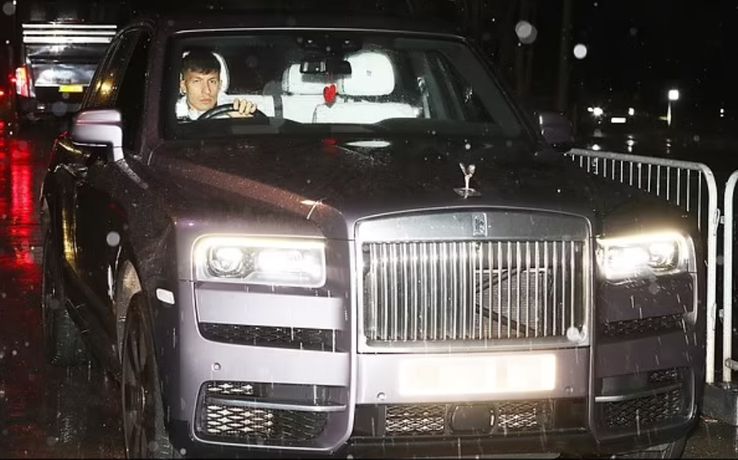 Autorul golului victorios cu Fulham, Lisandro Martinez, și al său Rolls Royce Cullinan de 350,000 £