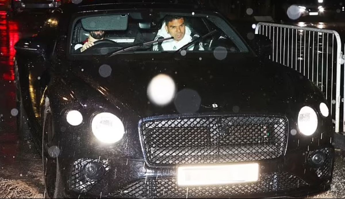 Limuzinele conduse de jucătorii și managerul lui Manchester United