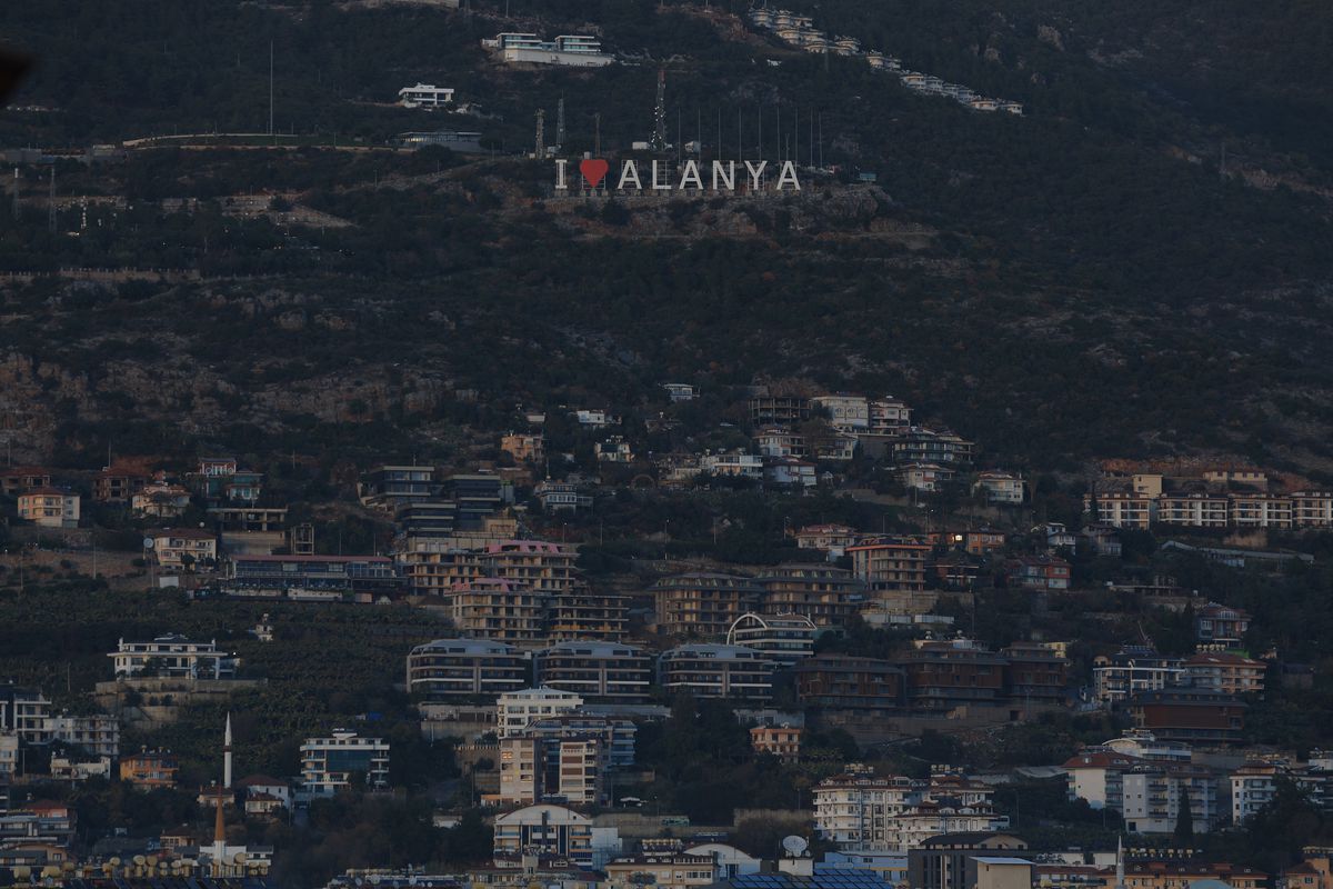 Surpriza uriașă din Alanya: ce am găsit acasă la Ianis Hagi » „Prințul” captiv în raiul pensionarilor